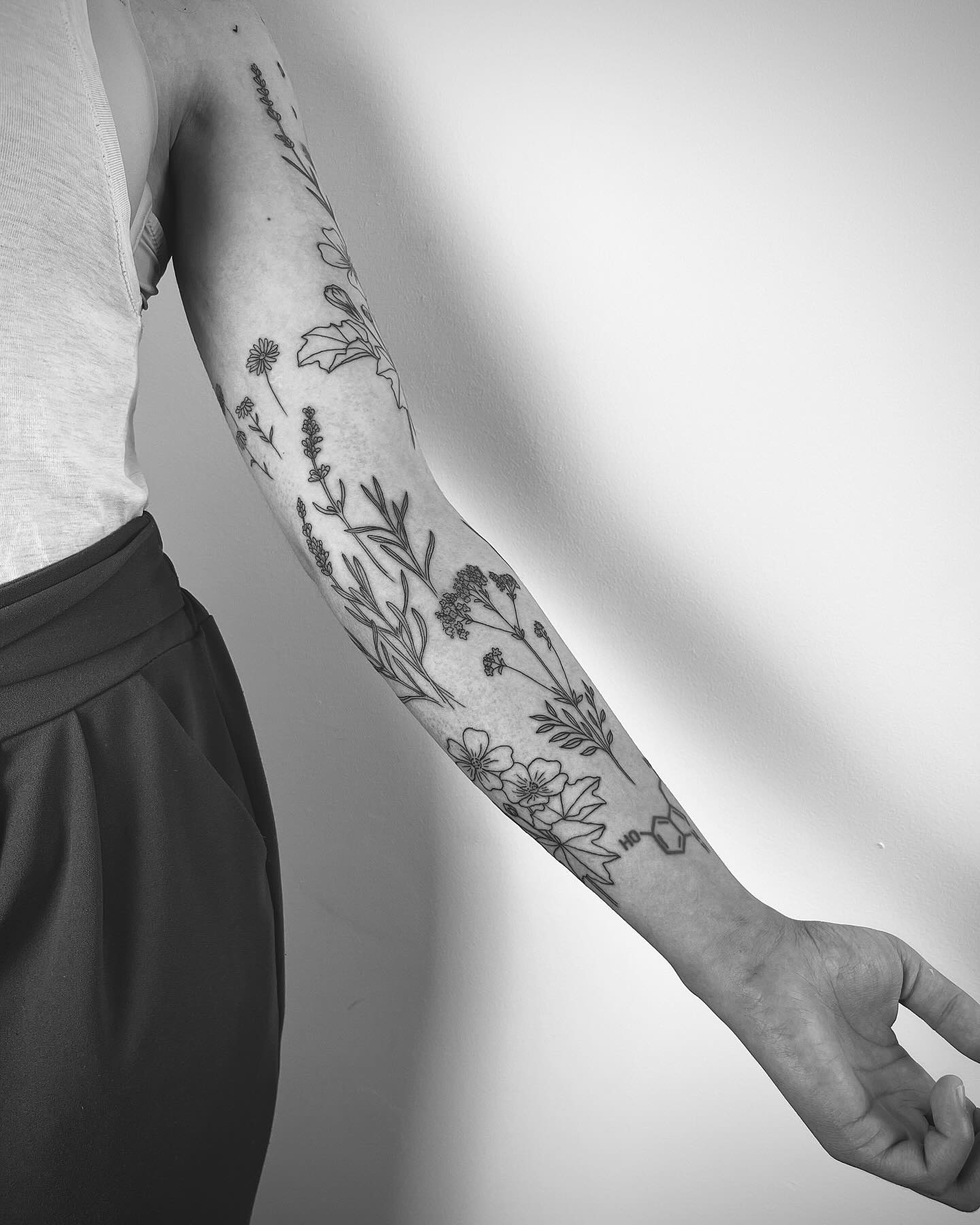 Minimalist & Botanical tattoo example 4